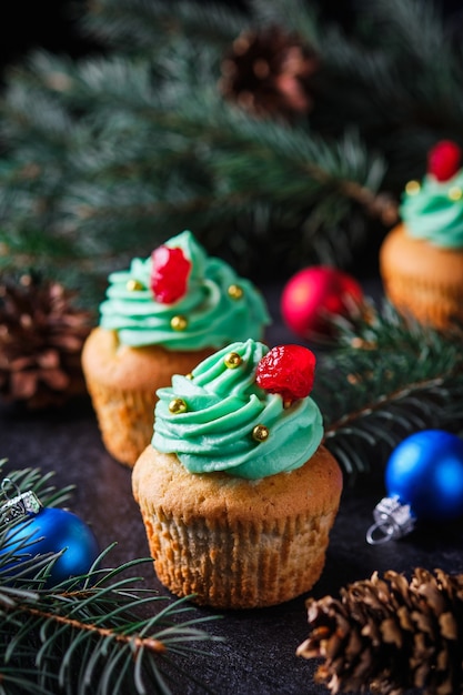 Kerstmuffins in een feestelijk nieuwjaarsbos. Dessert voor Nieuwjaar en kerstviering.