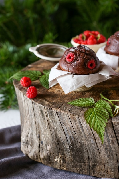 Kerstmuffins met chocolade en kersttakken