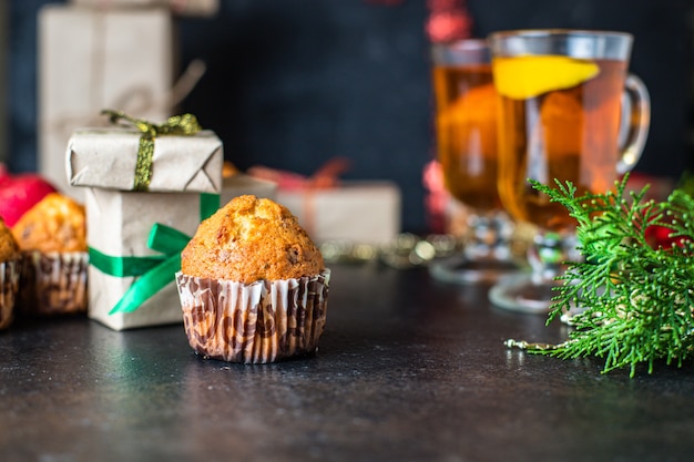 kerstmuffins met decoraties op zwarte tafel