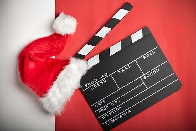 Kerstmuts met uitsnede van het filmbord op rode en witte achtergrond. Kerstfilm Concept