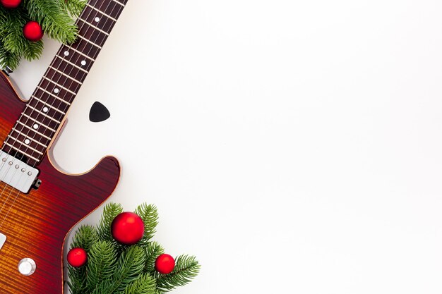 Kerstmuziekcompositie met gitaar en sparrentakken