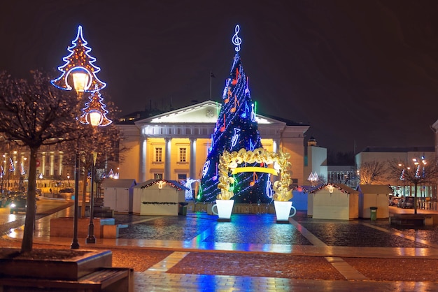 Kerstnacht in Vilnius, Litouwen. Traditionele Europese kerstmarkt met de verlichte kerstboom op het Stadhuisplein