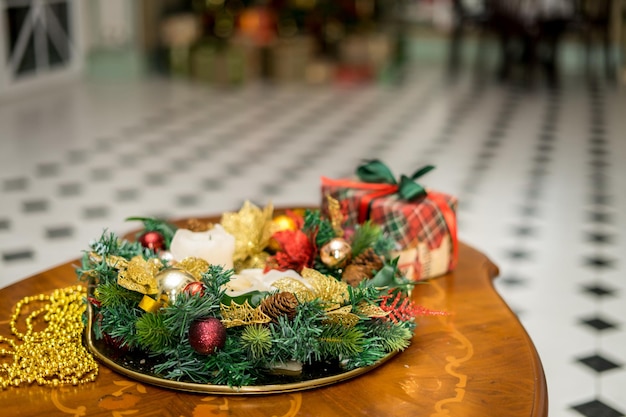 Kerstochtend interieur met kerstboom Vintage kroonluchter Wit rode en gouden ballen