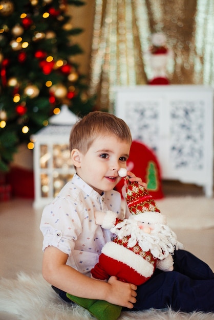 Kerstochtend jongen pakt cadeautjes uit