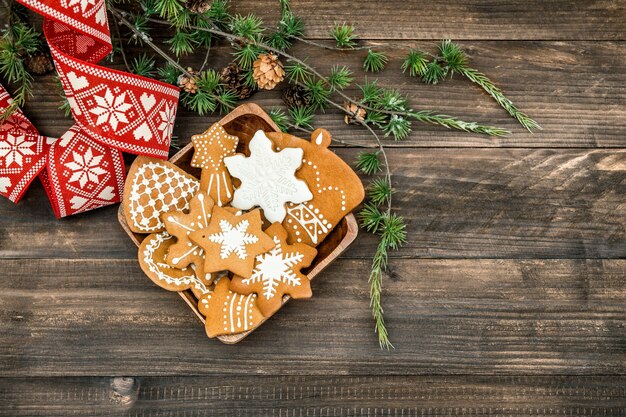 Kerstornament en handgemaakte peperkoekkoekjes. getinte foto in retrostijl