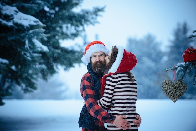 Kerstpaar van gelukkige man en vrouw.