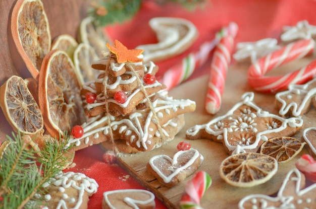 Kerstpeperkoekkruiden en decoraties met dennentakken Prettige kerstdagen en fijne feestdagen Kleurrijke kerstkoekjes met honing