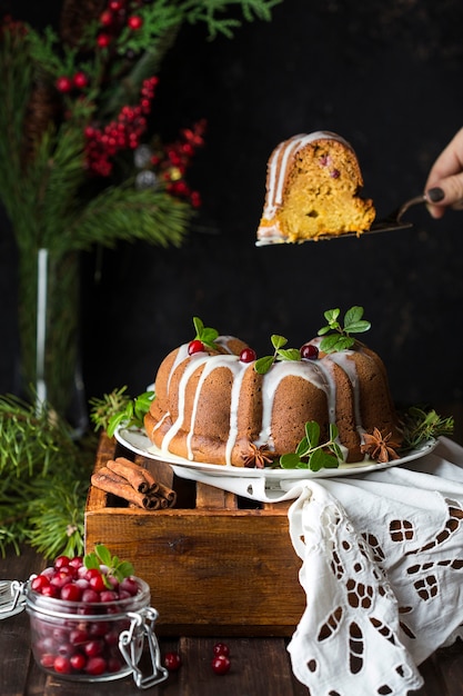 Kerstpompoencake met cranberry op een wit bord