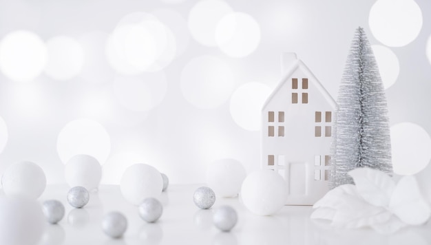 Kerstsamenstelling Kerstballen wit en zilver decoratief huis kerstboom op een witte bedelaars