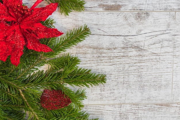 Kerstsamenstelling Kerstboomversieringen dennentakken op witte houten achtergrond Plat lag bovenaanzicht kopieerruimte