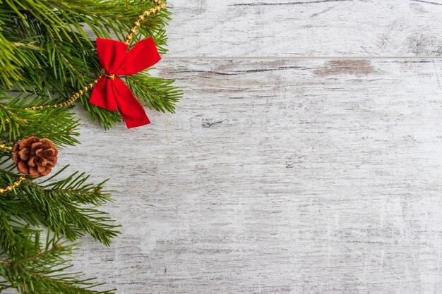 Kerstsamenstelling Kerstboomversieringen dennentakken op witte houten achtergrond Plat lag bovenaanzicht kopieerruimte