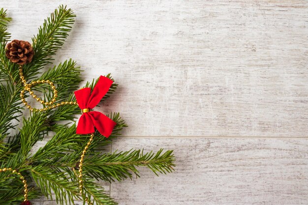 Kerstsamenstelling Kerstboomversieringen dennentakken op witte houten achtergrond Plat lag bovenaanzicht kopieerruimte