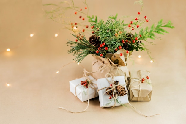 Kerstsamenstelling van natuurlijke materialen. Verpakt kerstcadeau, gebreide deken, dennenappels, dennentakken. Plat lag, bovenaanzicht