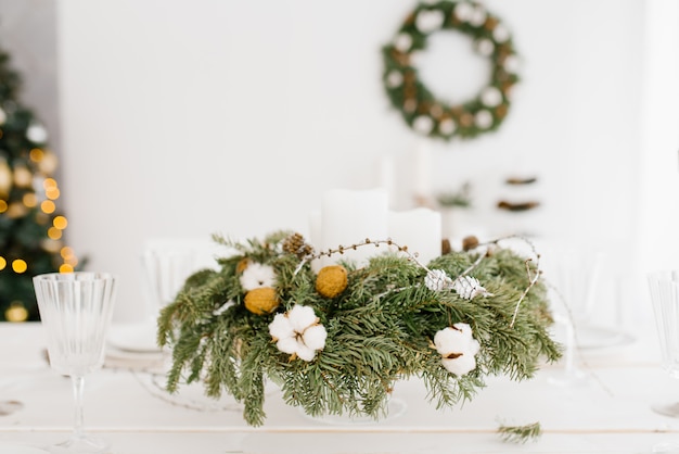 Kerstsamenstelling van sparren, katoen, walnoot op de vakantietafel