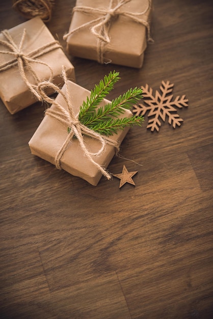 Kerstseizoen Geschenkdozen met sparrentak op de rustieke tafel