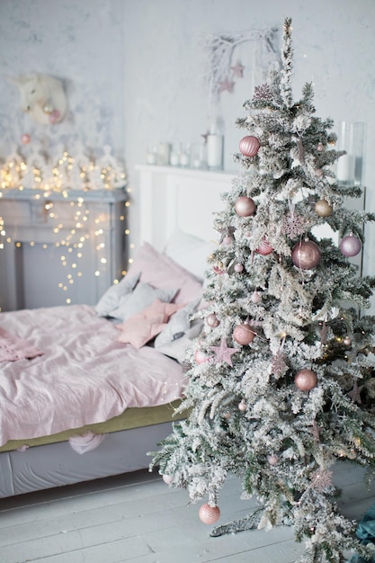 Kerstslaapkamer met roze en grijze decoratie