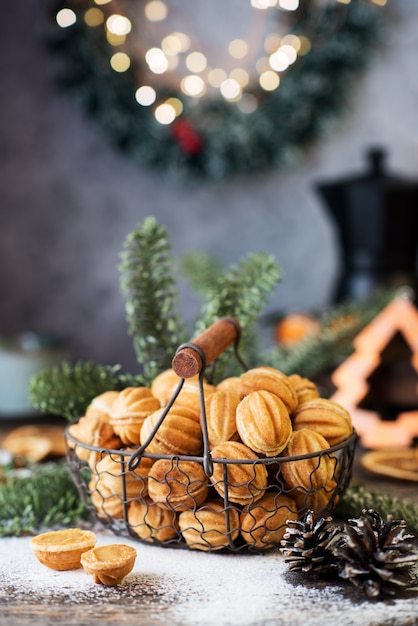 Kerstsnoepjes, noten met gecondenseerde melk op de feesttafel, kerstversieringen, selectieve focus, close-up