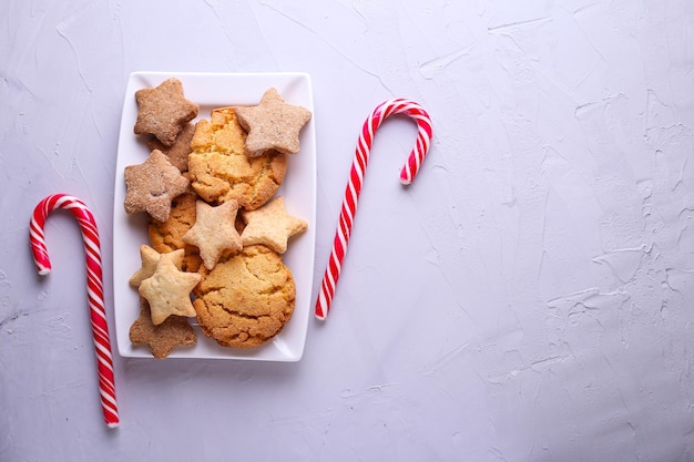 Kerstsnoepjes op een grijze achtergrond met plaats voor tekst