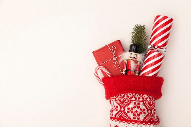 Kerstsok met crackerspeeltje en ingepakt cadeautje
