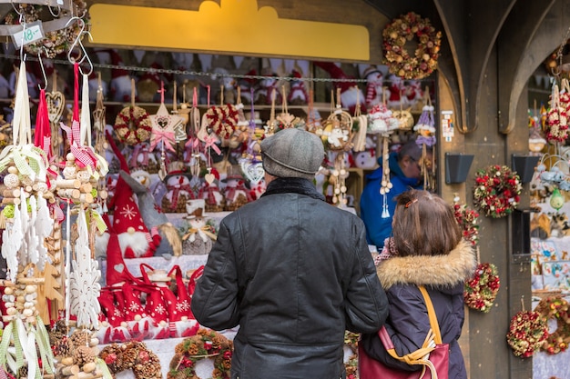 Kerstsouvenirs op de toonbank in europa, beschilderde glazen kerstballen met sprookjes.