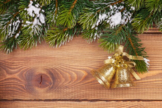 Kerstspar met sneeuw en vakantiedecor op rustieke houten plank