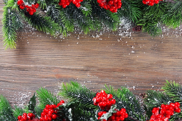 Kerstspar takken met lijsterbes op houten tafel
