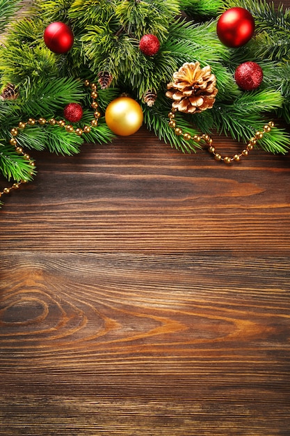 Kerstspar takken met speelgoed op houten tafel