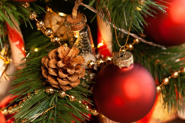 Kerstspeelgoed close-up Kerstdecoratie in warme kleuren Kerstmis en Nieuwjaar Rode bal