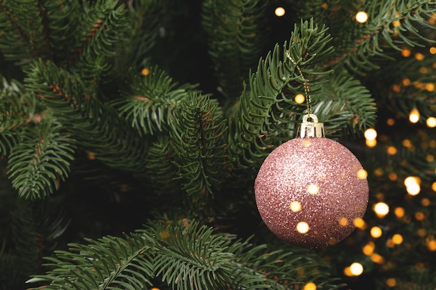 Kerstspeelgoed hangend aan een dennenboom