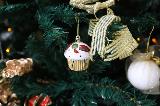 Kerstspeelgoed hangt aan de spar