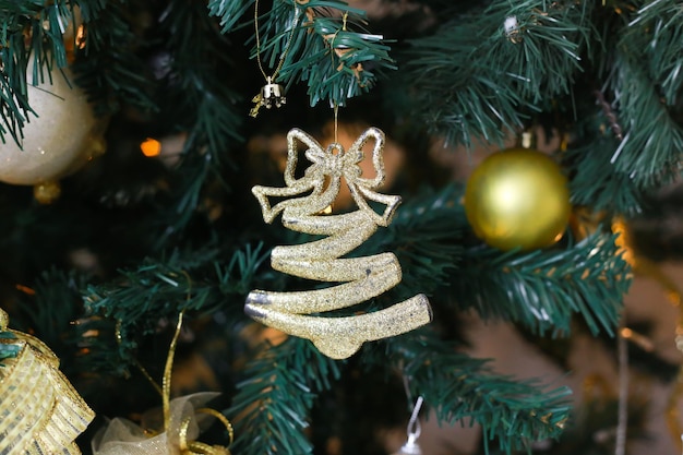 Kerstspeelgoed hangt aan de spar