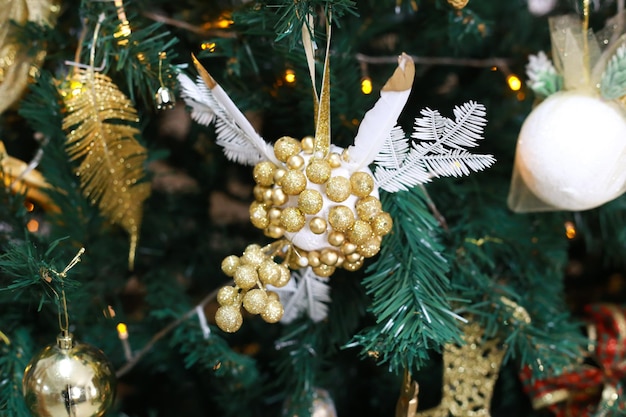 Kerstspeelgoed hangt aan de spar