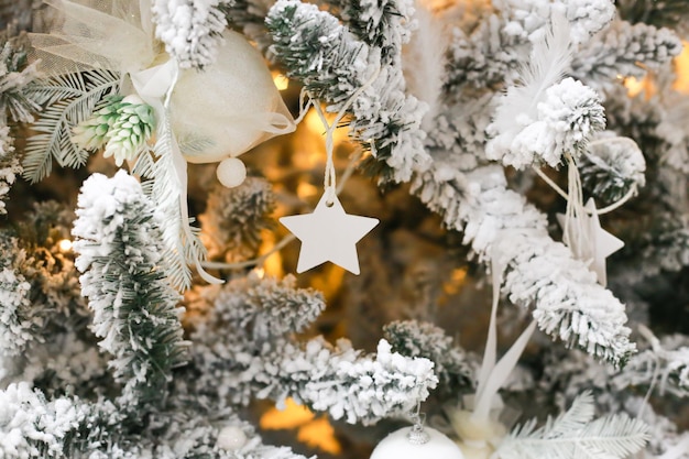 Kerstspeelgoed hangt aan de spar