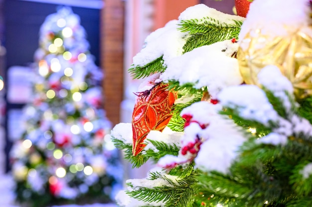 Kerstspeelgoed in de sneeuw aan de boom