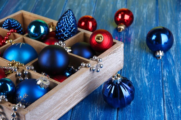 Kerstspeelgoed in doos op houten tafel close-up