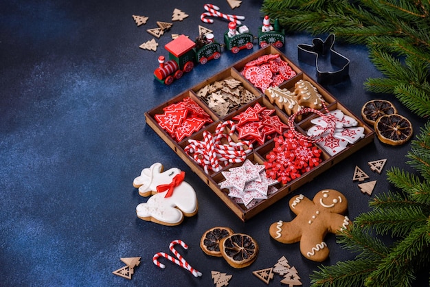 Kerstspeelgoed in wit en rood in een houten sectionele doos tegen een donkere betonnen achtergrond