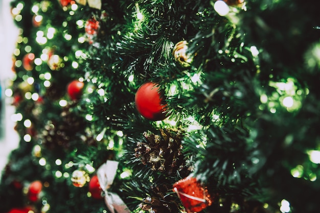 Kerstspeelgoed op de kerstboom met rode ballen als decoratie