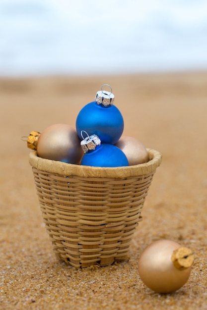 Kerstspeelgoed op een zandstrand aan de oceaan