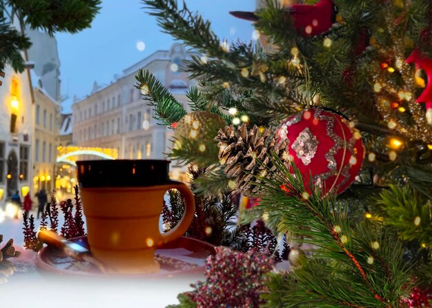 Kerststad, decoratie, winterstraat rode bal gouden confetti, verlichting en dennenboom