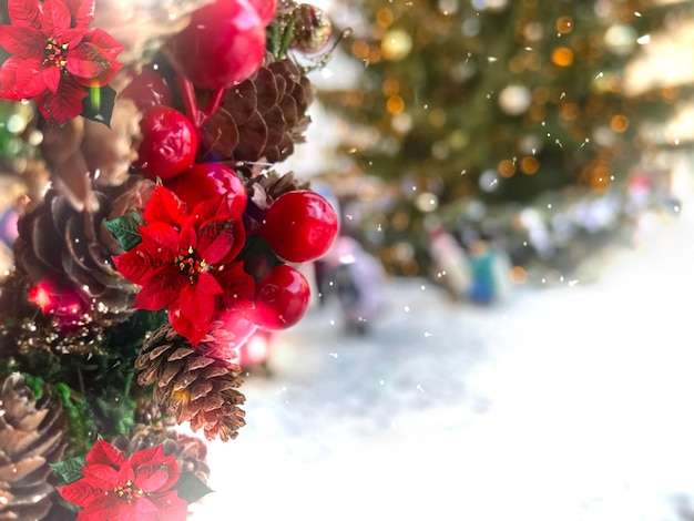 Kerststadsdecoratie, straatgebouwen, rode bal gouden confetti, verlichting en dennenboom
