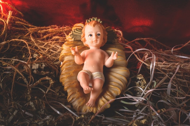 Kerststal. Baby Jezus figuur geïsoleerd. traditionele kerstscène.