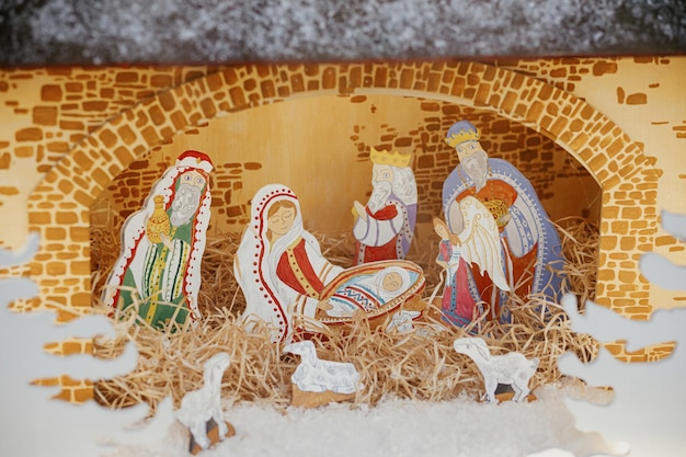 Kerststal Heilige nachtscène met beeldjes van heilige en kindje Jezus in crèche Kerstdecor in stadsstraat Wintervakantie in Europa Vrolijk kerstfeest