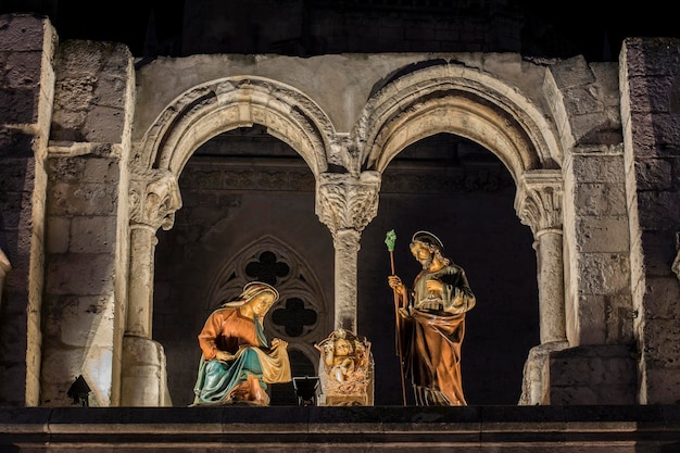 Kerststal met beeldjes waaronder Jezus Maria en Jozef