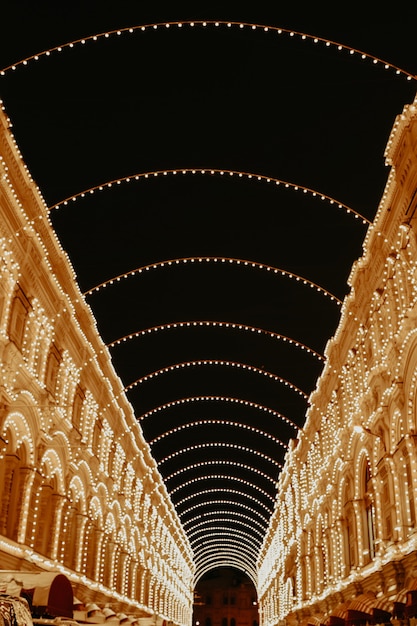 Kerststraat van Moskou Avond feestelijke gouden lichten Nieuwjaarsstemming en sfeer