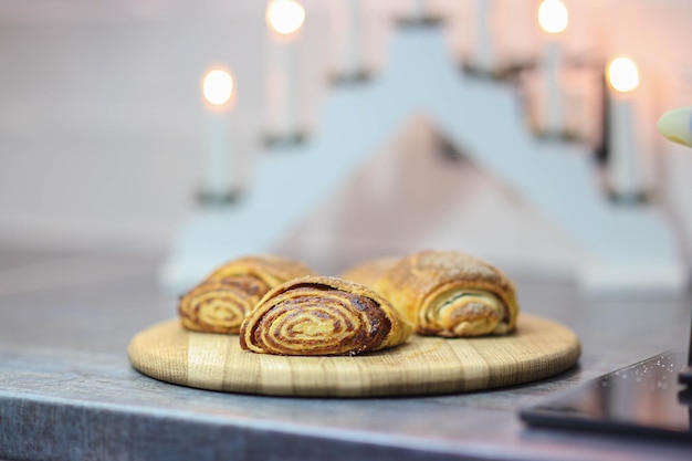 Kerststrudel met appels op een achtergrond van lichtjes