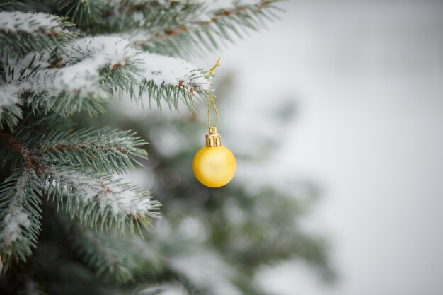 Kerststuk speelgoed op de besneeuwde kerstboom. Kerst achtergrond