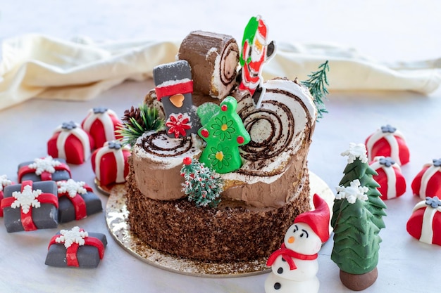 Kersttaart bereid met suikerpasta Met kerstman kerstboom en cadeaufiguren erop