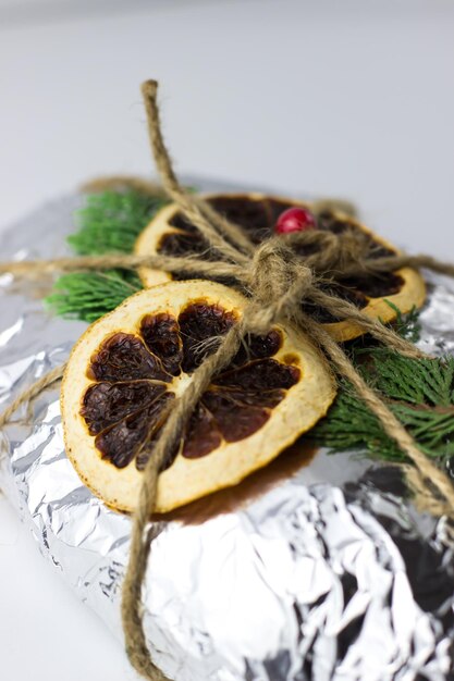 Kersttaart is gestolen op een witte achtergrond Uitzicht van bovenaf Kersttraktatie