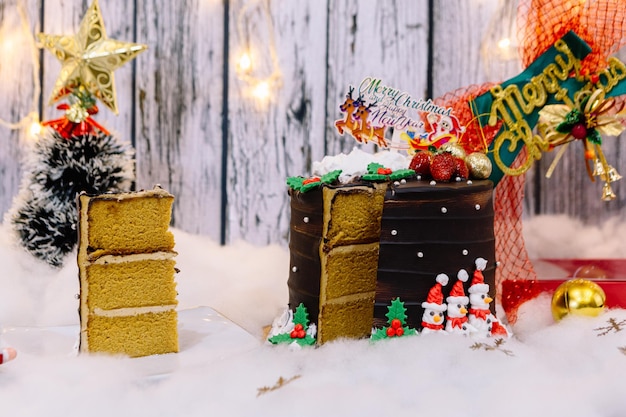 Kersttaart met de kerstman op sneeuwtafel