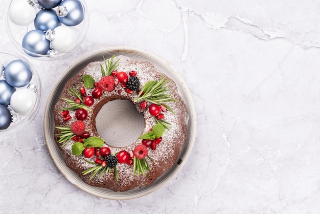 Kersttaart met granaatappelpitten, veenbessen en rozemarijn